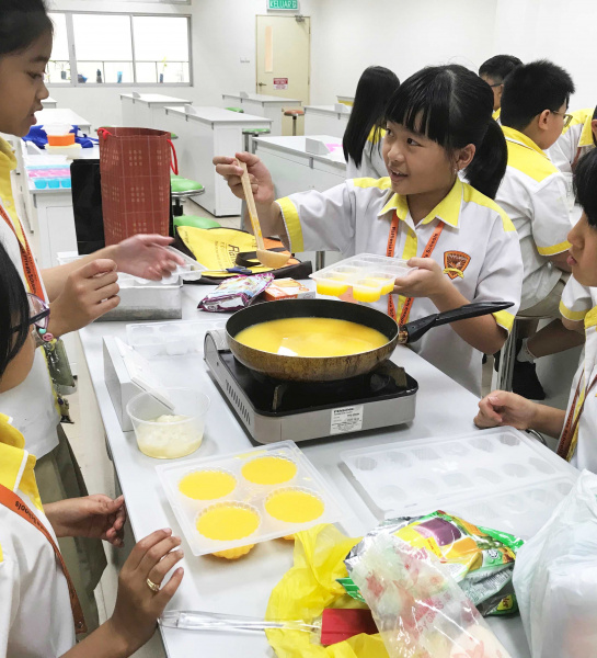 Mandarin - Students make the Jelly or Pudding mooncake