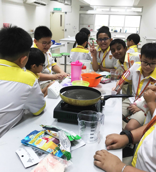 Mandarin - Students make the Jelly or Pudding mooncake