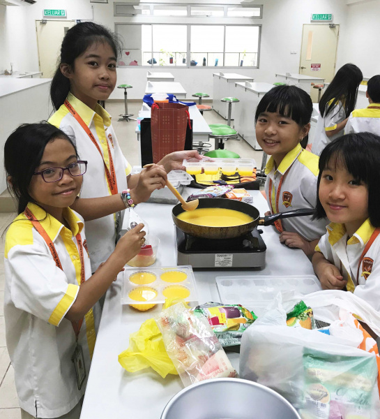 Mandarin - Students make the Jelly or Pudding mooncake