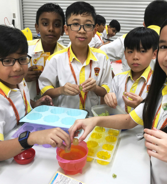 Mandarin - Students make the Jelly or Pudding mooncake