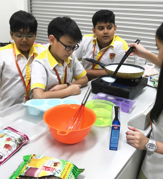 Mandarin - Students make the Jelly or Pudding mooncake