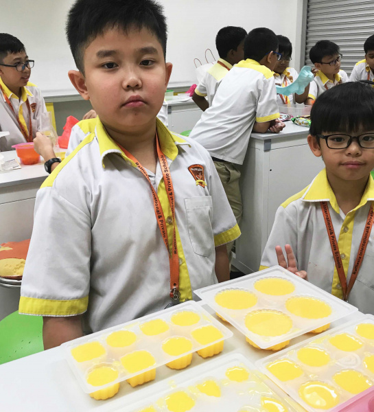 Mandarin - Students make the Jelly or Pudding mooncake