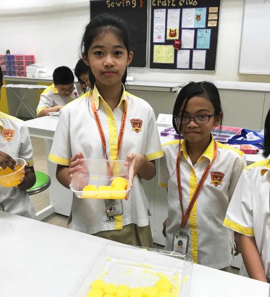 Mandarin - Students make the Jelly or Pudding mooncake