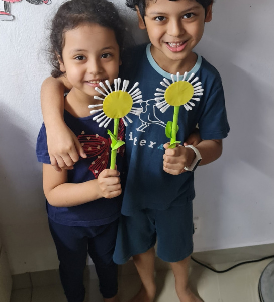 How to Make a Sunflower With Cotton Buds and Colour Paper 