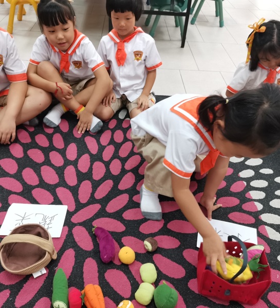 Fruitful Fun in Mandarin Class!