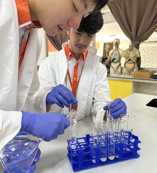 Year 11 Combined Science in the Lab!
