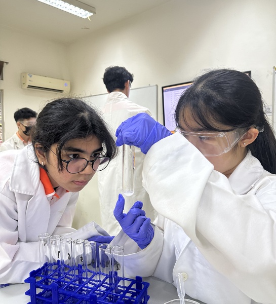 Year 11 Combined Science in the Lab!