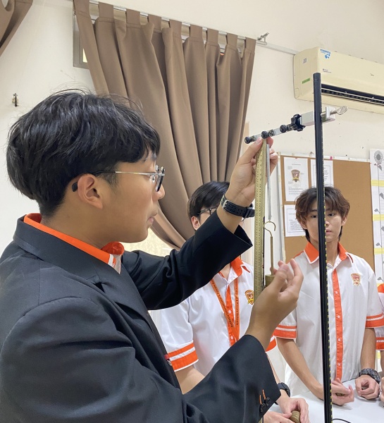 Hands-On Physics in Year 10